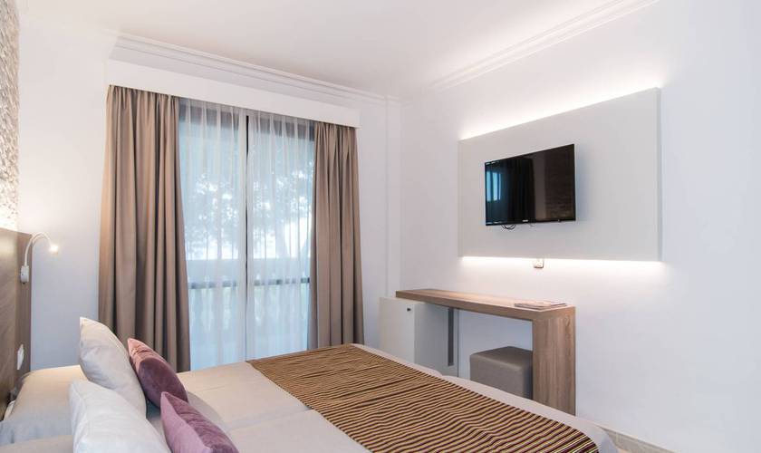 Superior double room Hotel Na Taconera Font de Sa Cala, Mallorca Superior double room Hotel Na Taconera Font de Sa Cala, Mallorca