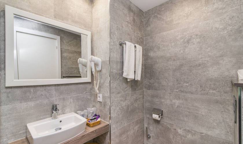 Habitación doble económica Hotel Na Taconera Font de Sa Cala, Mallorca Habitación doble económica Hotel Na Taconera Font de Sa Cala, Mallorca