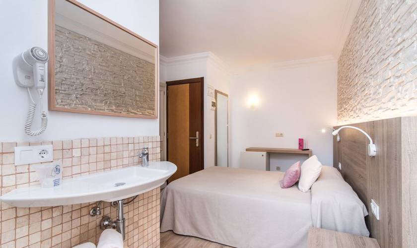 Individual room Hotel Na Taconera Font de Sa Cala, Mallorca Individual room Hotel Na Taconera Font de Sa Cala, Mallorca