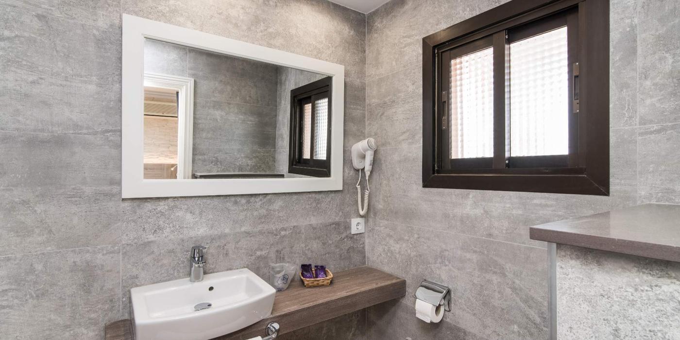 Baño Habitación Individual Baño Habitación Individual 3 Na Taconera Hotel